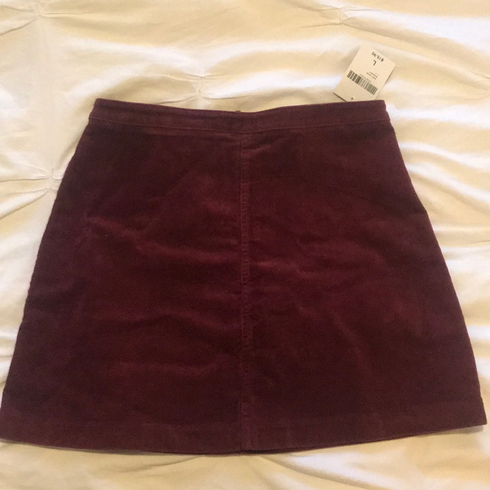 Super cute burgundy skirt.